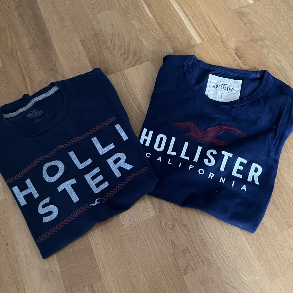 Säljer två stycken T-shirts från Hollister då jag inte längre använder dom! Båda är i Str S men passar även för M. Man får med båda vid köp! Dm för frågor och fler bilder, pris kan diskuteras:) . T-shirts.