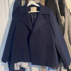 Kort kappa - Marin blå kort kapppa med knappar.  !!Den är som storlek S!!