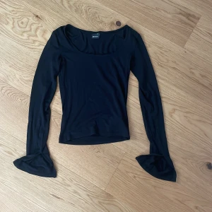 Tröja - Jättefin uringad tröja från Gina! Långärmad med slits vid handlederna! Den är precis som nu och kommer inte till användning då den är lite för kort i armarna på mig!💋