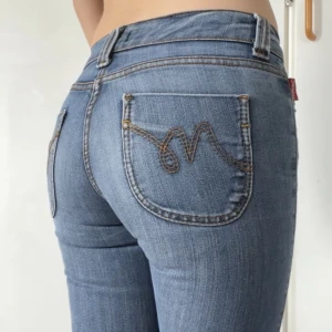 Blå jeans - Jättesnygga lågmidjade bootcut som tyvärr är för små på mig. Skulle säga att det är en 34/xs/xxs. Obs! Knappen sitter till vänster på dessa. Dom är för korta för mig som är 169 lång. Midja: 36 Längd: 97 