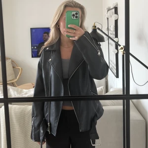 Oversize skinnjacka  - Använd sparsamt, som ny🌟