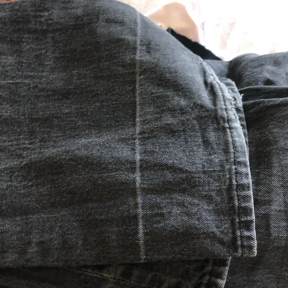 Svarta jeans lite urtvättad i färgen, ett smalt sträck nere vid foten/benet från att jag har sytt upp dom och sedan hätt bort de uppsydda  (Pris kan diskuteras). Jeans & Byxor.