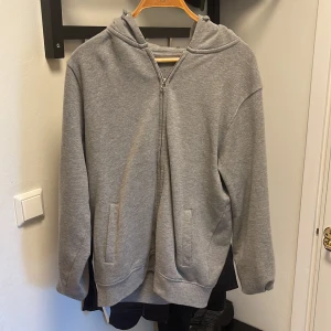 Grå tröja - Säljer min gråa tröja i storlek M då dne inte passar, den är i perfekt skick utan defekter 