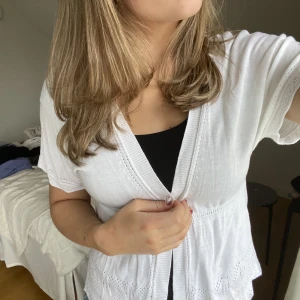 Söt topp - Säljer min somriga topp som knappt är använd! Super fint skick, kontakta för fler bilder