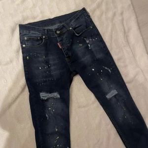 Dsq2 jeans - Snygga dsq jeans, inte alls använda då de är lite stora för mig men jätte snygg passform o super fina 