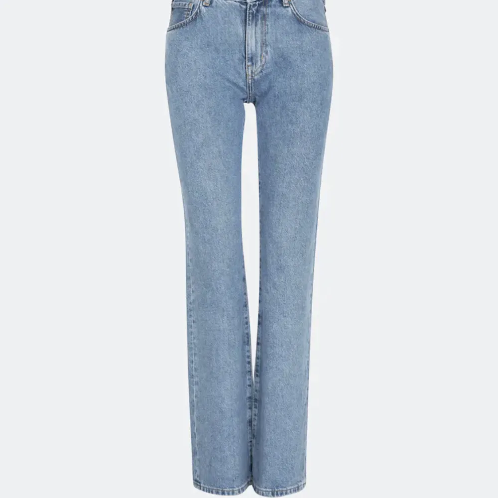 Super fina straight jeans från märket never denim, storleken är w27l30 och passar mig som har storlek M. Priset kan diskuteras.. Jeans & Byxor.