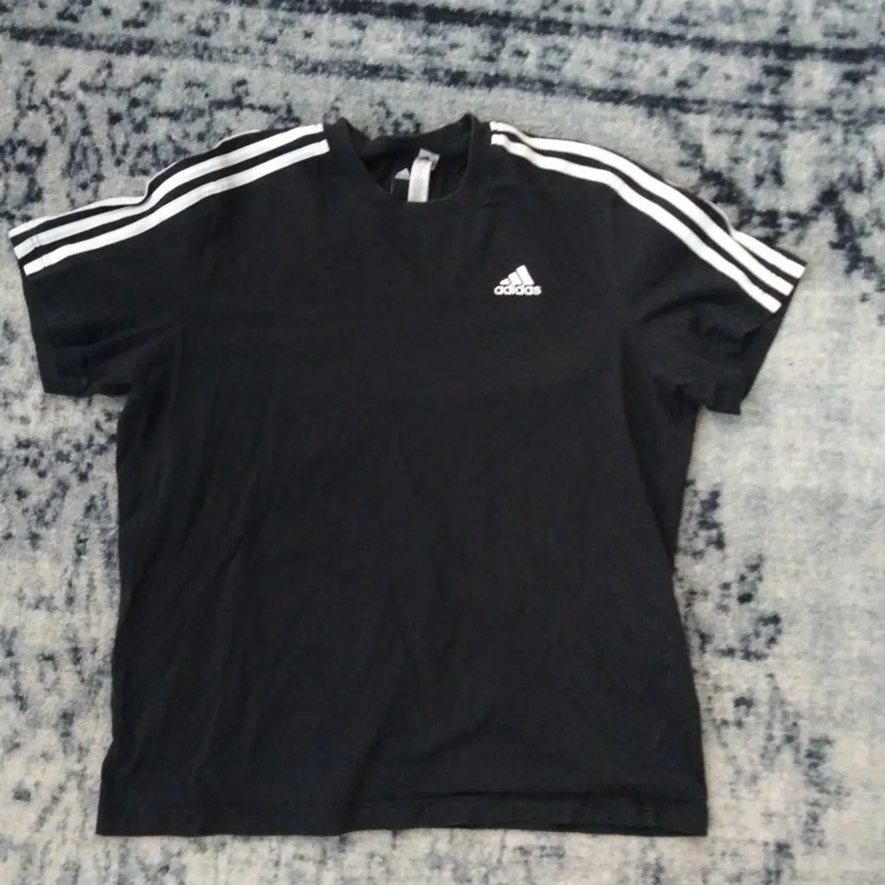 Adidas tröja, svart.. T-shirts.