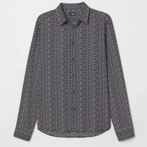 Skjorta med stjärnor - Första bilden är lånad  Skön skjorta men stjärnor på från h&m varsamt använd.  Pris kan alltid diskuteras! Har du några frågor är det bara att höra av sig!