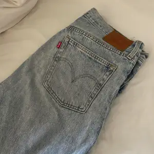 Mina fina jeans som älskade förut . Ett hål så kanske bör göra dem till shirts eller bara sy igen för är i sömen. I en snygg straight modell