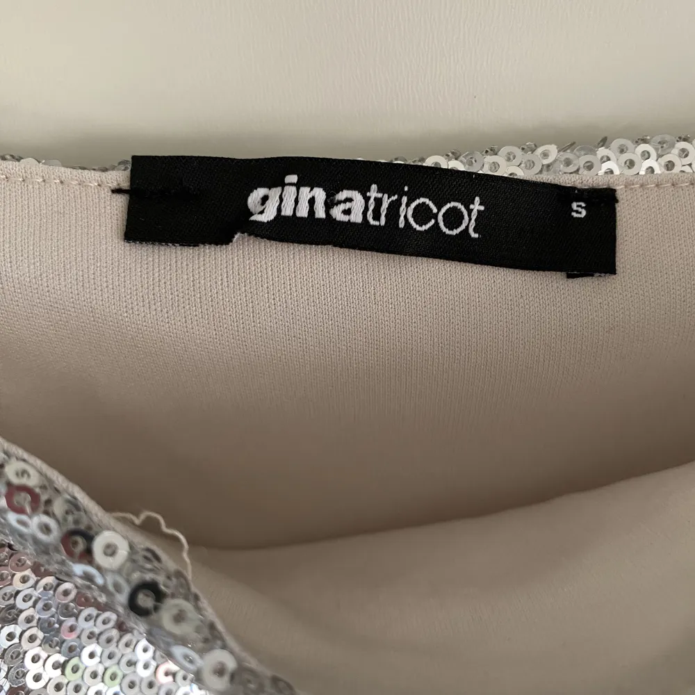 Denna glittertopp från Ginatricot har justerbara axelband och är perfekt för en utekväll. Aldrig använd och är precis som ny☺️. Toppar.