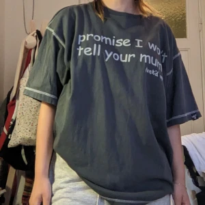 T-shirt - T-shirt köpt second hand. Texten "I promise I won't tell your mum". Storlek M och passar som på bilden på S👍