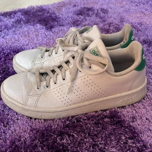 Adidas skor - Säljer nu mina adidas skor då de inte kommer till användning mer och är för stora för mig☺️ Storlek 40 men känns mer som 39. Ganska använda därav priset:) Nypris 749kr