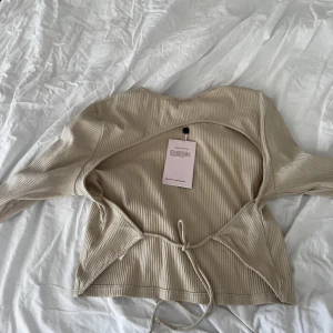 Långärmad topp ifrån Monki - Aldrig använd, prislappen kvar!⚡️