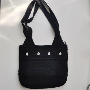 Svart strandväska  - Gullig strandväska med snäckor på! Vattentåligt, plastigt material.  Inga fler bilder eller info. Vinnande bud betalar med köp nu 