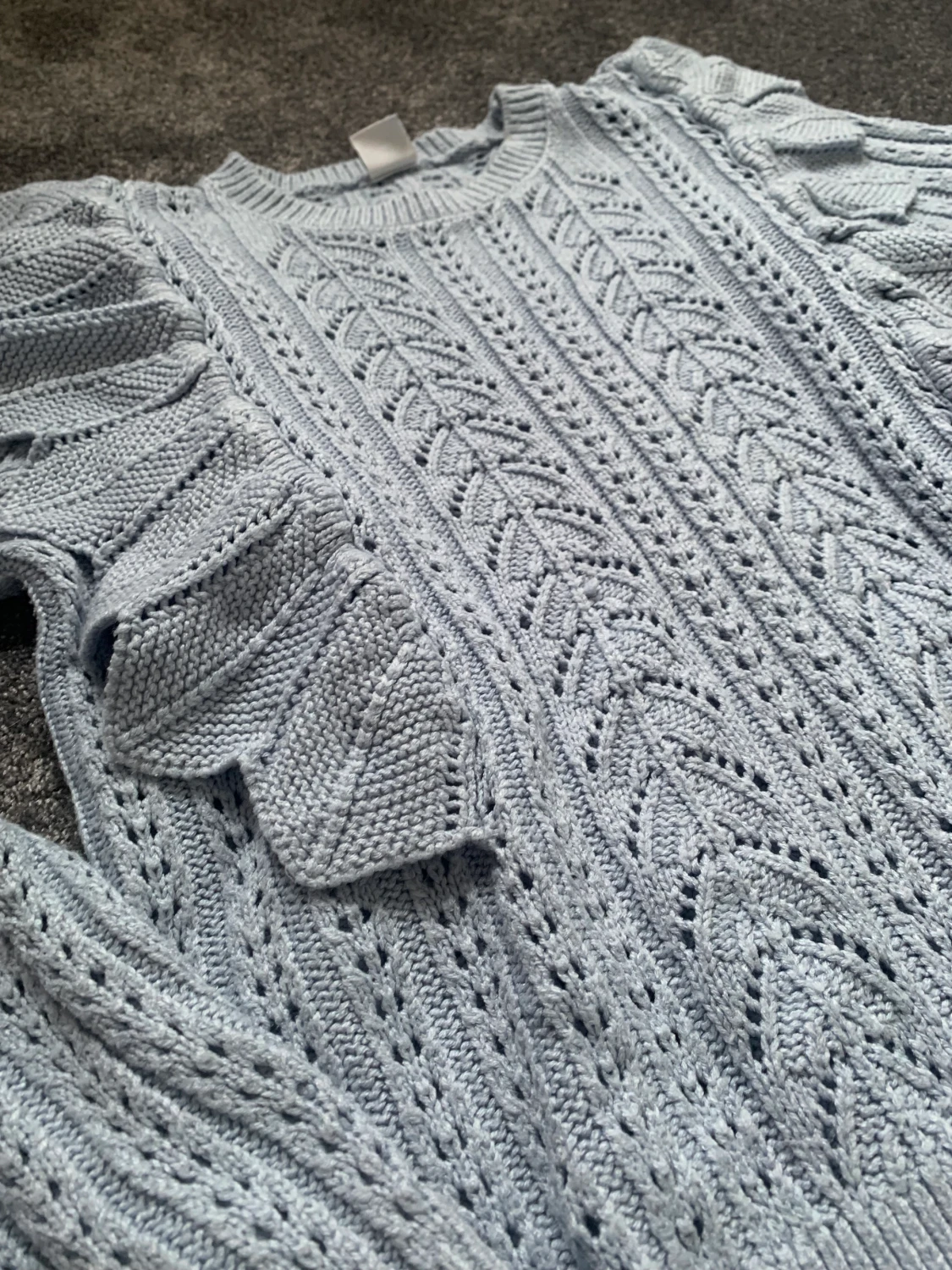 Blå stickad tröja med volang  - 90