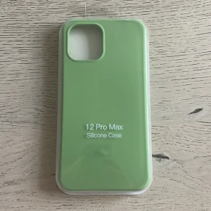 Mobilskal för iPhone 12 MAX  - Ett fint ljusgrönt skal i silikon. Köpte till fel mobil och kan ej lämna tillbaka så säljer här! Jag står ej för frakten