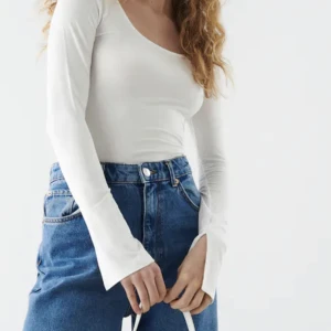 Vit topp - Vit soft touch tröja med slits på armarna, bra skick och är i strl M🖤Ord pris 299kr