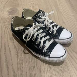 Låga converse i väldigt bra skick. Nästan som nya. Storlek 39.5 och finns i Hagastaden 