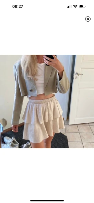Kavaj /blazer från zara - Säljer denna croppade kavajen/ blazern från zara💗 köpt för 900kr, använd en gång