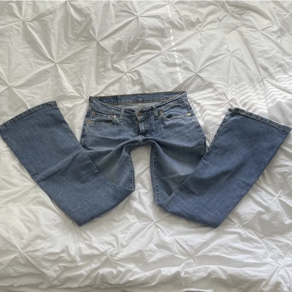 Lågmidjade Levis jeans i bootcut modell! Midja 37cm och innerbenslängden är ca 78cm🫶🏼lånade bilder från Louise_martensson. Jeans & Byxor.