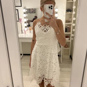 Vit student klänning - Har använt den två gånger. Säljer den för att jag inte får någon användning av den och har för många klänningar💗