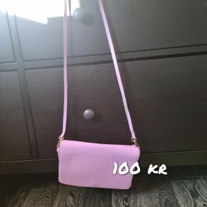Axel väska - Helt ny Rosa liten axelväska 
