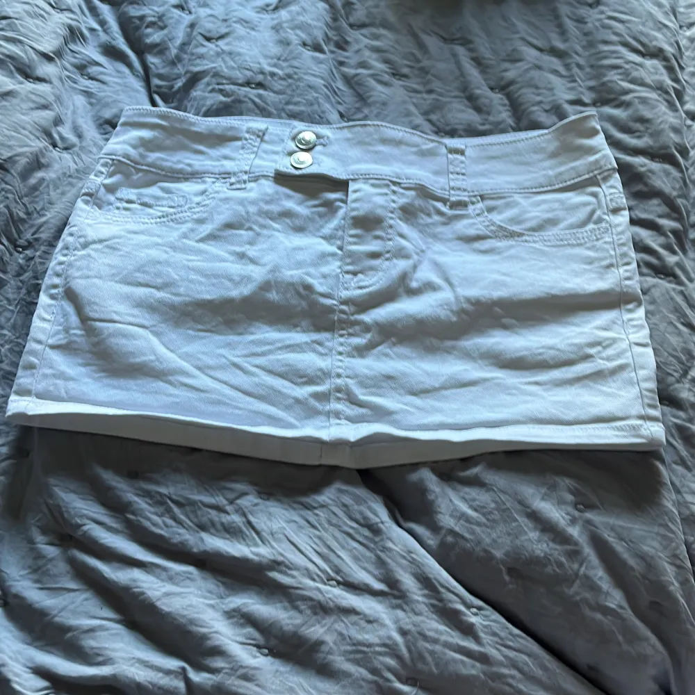Super gullig jeans kjol från HM lite kort men går att ha på sig och röra sig i ! Två knappar där fram så gulligt storlek 36 men funkar 34 också❤️❤️❤️. Kjolar.