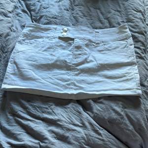 Super gullig jeans kjol från HM lite kort men går att ha på sig och röra sig i ! Två knappar där fram så gulligt storlek 36 men funkar 34 också❤️❤️❤️