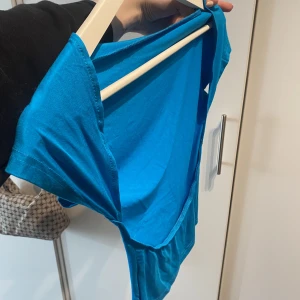 Superfin blå topp - Säljer denna fina toppen från shein som jag inte fått användning för, aldrig använd!
