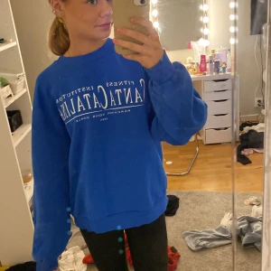 Blå tjocktröja  - Blå jätte fin tröja med tryck❤️ storlek:S  Köpt från Gina och kostade 300 från början💓 använd 5 gånger Max.