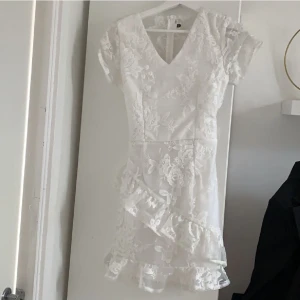 Studentklänning - Säljer min studentklänning i storlek S från Dennis Maglic som endast är använd en gång på min student 2020. Den är i bra skick inga trasiga sömmar eller fläckar.