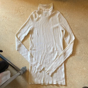 ribbad turtleneck - slimmad turtleneck i varmt material, perfekt att ha under en tshirt när det är lite kallare ute. köpt i danmark från bruuns bazar, nyskick
