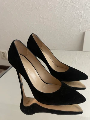 Svarta klackskor - Ett par svarta klackar i storlek 38 från hotic. Skorna är använda ett väldigt fåtal gånger därav nya. 