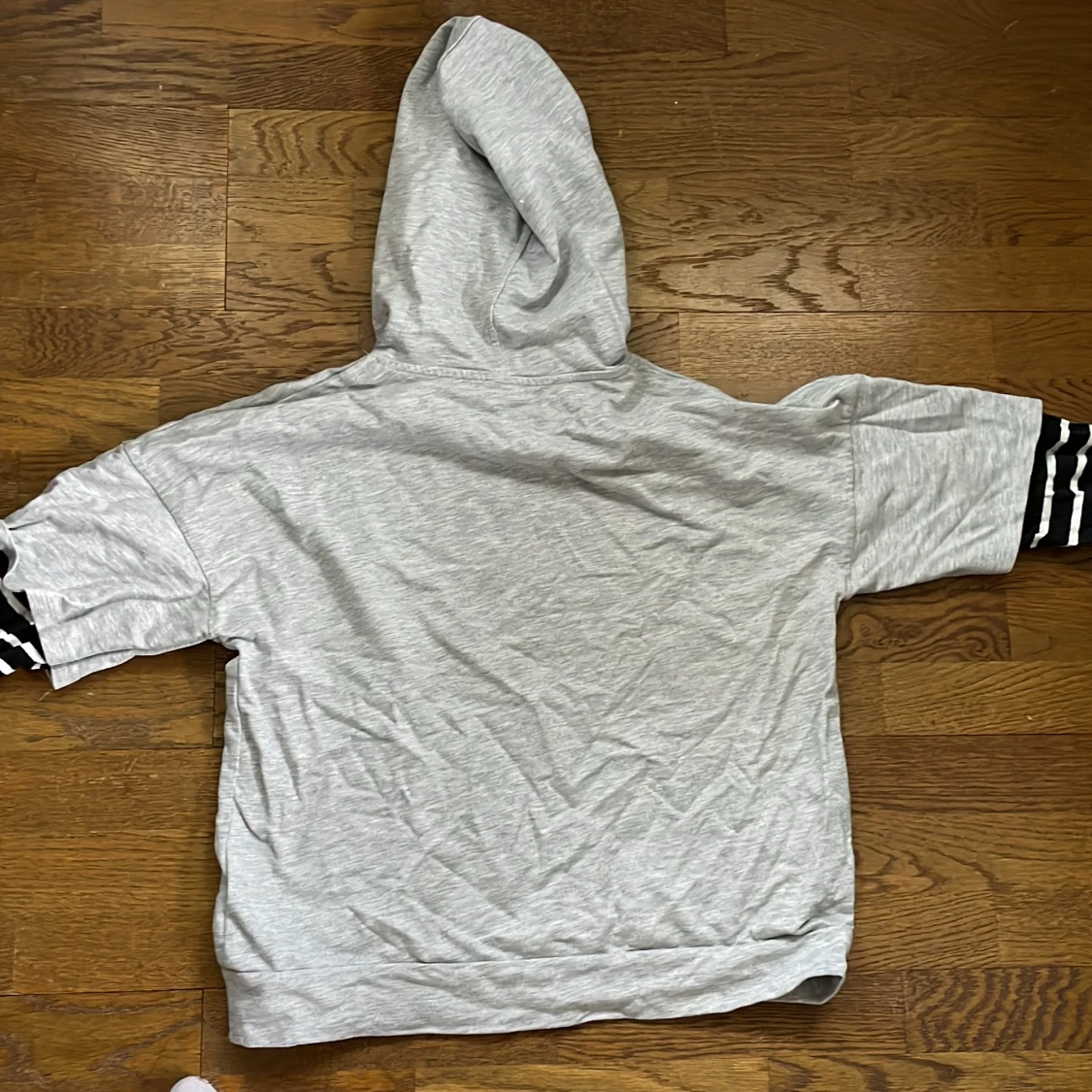 Långärmad tröja med luva  - 90