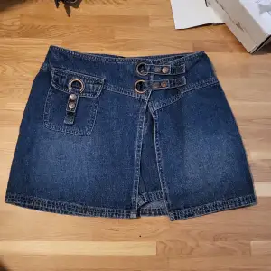 Kjol i jeanstyg med inbyggda shorts och fickor