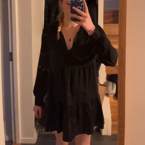 Svart klänning - En jättefin svart klänning som är perfekt till sommaren. Svalt matrial och är tunn. Säljer pga lite för tight över axlarna, köpt i Portugal för ca 1 år sedan. Hör av er för fler bilder🩷