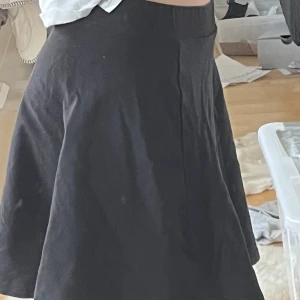 Svart kjol - Säljer denna svarta kjolen då jag har två st likadana. 