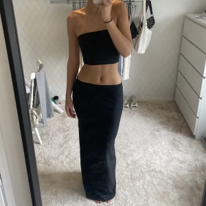 Sytt ett svart set 🤍 - Sytt ett svart set med en långkjol och en topp som man knyter baktill.  Först till kvarn, jag är 178cm men kan korta ner kjolen vid behov. De är resår i midjan så passar ca xs-m 🫶🏼🤍