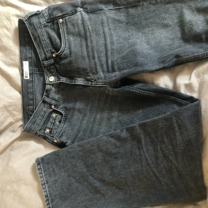 Low straight petite jeans - Low straight petite jeans från Gina tricot i strl 34. Säljer pga växt ut dom. Köpta för 500kr. 