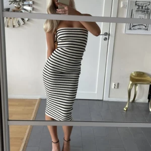 Zara klänning - Säljer den här klänningen från Zara, första bilden är lånad ❤️