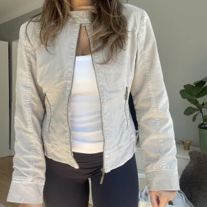 Vintage jacka  - Beige/ljusgrå vårjacka med spänne upptill. Jättefint skick. Tryck gärna på ”köp nu”. DM för fler bilder!