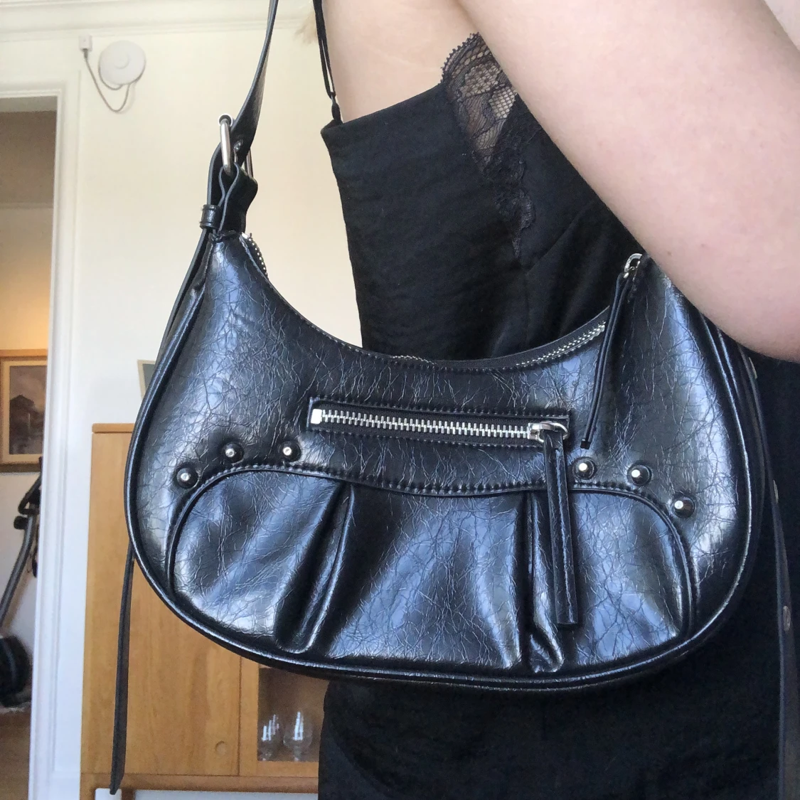 Svart väska med detaljer 