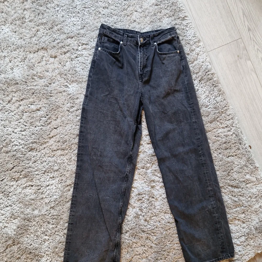 Ett par svarta fina jeans från H&M💓 säljer dom för att de inte kommer till användning 💓används några gånger 💓. Jeans & Byxor.