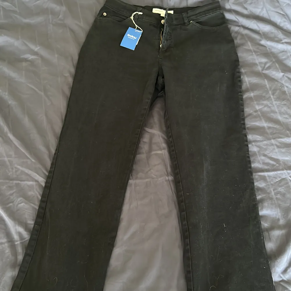 Säljer mina jeans från sellpy  för att de är för korta i benen då jag är 170, storlek 40, inte använda💕. Jeans & Byxor.