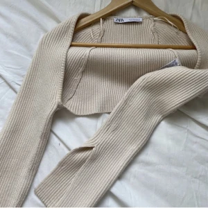 Stickad bolero - Så fin stickad bolero från zara i nyskick, jättefin med ett snyggt linne till, blev utloggad från mitt för konto mollymelinn så lägger upp här ist❤️