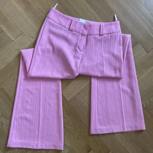 Rosa utsvänga kostymbyxor - Superfina byxor! Står storlek 38 men skulle säga 36/38. Hämtas nära city eller skickas mot fraktkostnad.