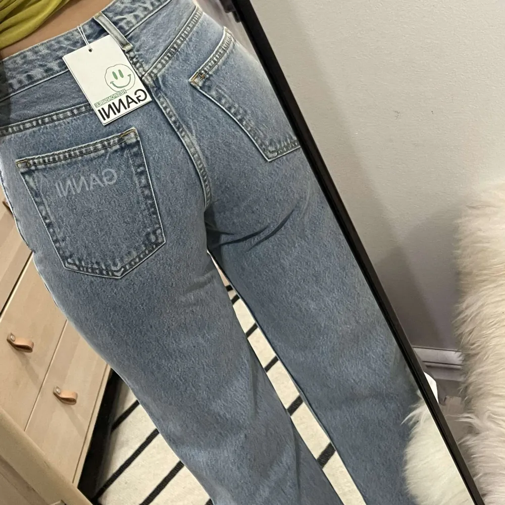 Säljer min Ganni jeans som köptes i veckan! Aldrig anvant och har prislapp pà sá känner att det är bast att sälja! Nypris 2100kr 🥰. Jeans & Byxor.
