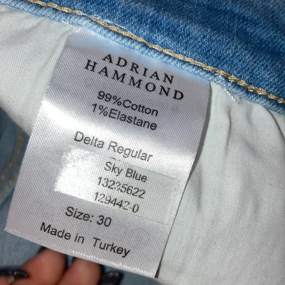 Ljusblå jeans med regular passform från Adrian hammond. Oanvända & taggen finns kvar men den är borrtagen. . Jeans & Byxor.