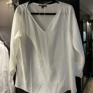 Blus - Blus från esprit i storlek 40(?), skulle säga att den passar en storlek 38.