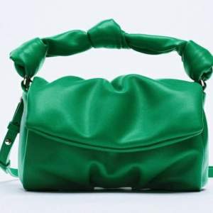 Inga defekter, slutsålt, fin grön väska som är otrolig rimlig med plats för storleken på den. 